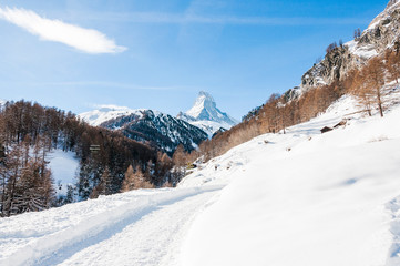 Fototapeta na wymiar Zermatt, Furi, Zmutt, Zmuttbach, Matterhorn, Alpen, Wallis, Winter, Winterwanderweg, Wintersport, Schweiz