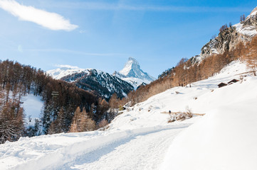 Fototapeta na wymiar Zermatt, Furi, Zmutt, Matterhorn, Zmuttbach, Alpen, Wallis, Winter, Wintersport, Winterwanderweg, Schweiz