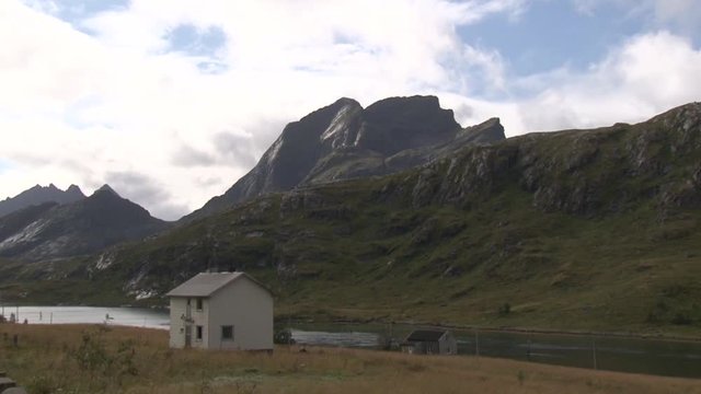 Norwegen, Lofoten, Ramberg, Moskenes, Flakstad, Leknes, Ryten, Skjelholmleira, Fjord, Selfjorden, Berg, Gipfel, Ulvstinden, Wellen, Spengerleira, Torsfjorden, Fjord, Stra&szlig;e, E10,