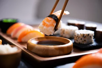 Fototapete Sushi-bar Essstäbchen mit Nigiri-Sushi-Stück