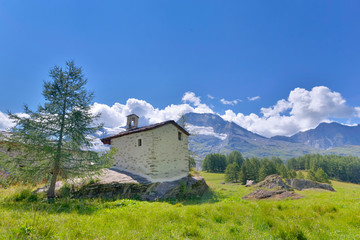 Fototapeta na wymiar view on a little chapel in beautiful european alpine landscape