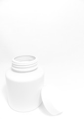 蓋を開けたボトル・無地