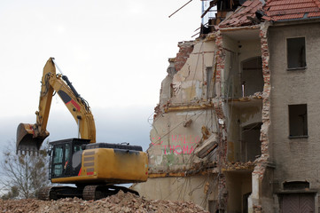 Abrissarbeiten altes Gebäude mit Bagger