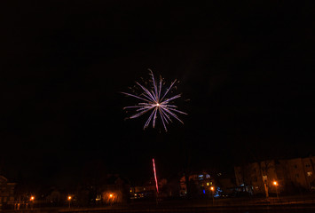 Разноцветный салют в ночном небе на берегу озера