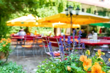 Sehr schöner Bayerischer Biergarten auf dem Oktoberfest als Hintergrund  © NIKIBA