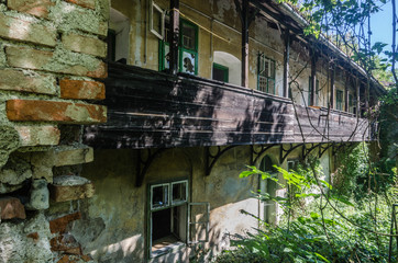 fabriksgebaeude mit einem balkon