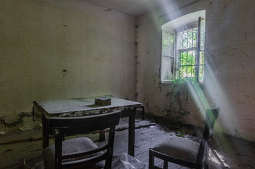 zimmer mit sonnenstrahlen