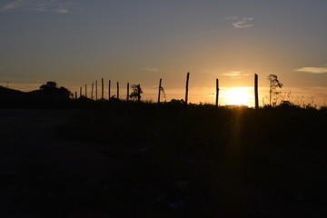 Horizonte plano e pôr-do-sol, cerca de madeira, paisagem rural