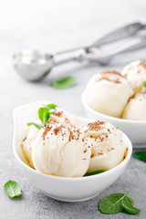 Vanilla ice cream with grated chocolate and mint