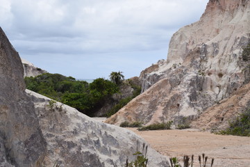 Fototapeta na wymiar Colina de pedra branca. Falésia em Trancoso na Bahia