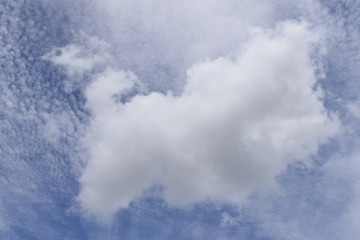 Fototapeta na wymiar Céu azul com nuvem