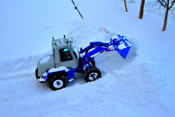 札幌の駐車場を除雪する除雪車