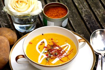 Kartoffel Mango Suppe mit Chilifäden 