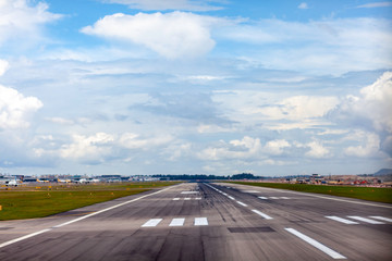 空港　ビジネスマン　出張	