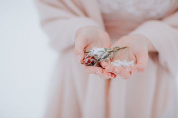 Alliance dans les mains de la mariée