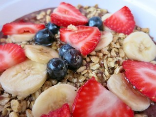 フルーツがたくさんのったアサイーボール