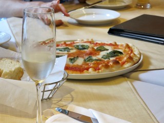イタリアン　レストラン　ワインとピザ