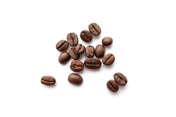 Naklejka premium Roasted coffee beans isolated on white background. Close-up.