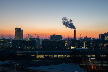 Fototapeta premium Industrie bei Sonnenaufgang