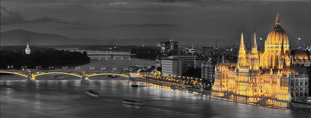 Budapest Parlament beleuchtet coloriert