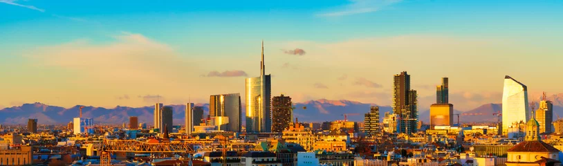 Fototapete Milaan Mailand-Skyline bei Sonnenuntergang. Großer Panoramablick auf die Stadt Mailand, Italien. Im Hintergrund die Bergkette der Lombardischen Alpen. Italienische Landschaft.