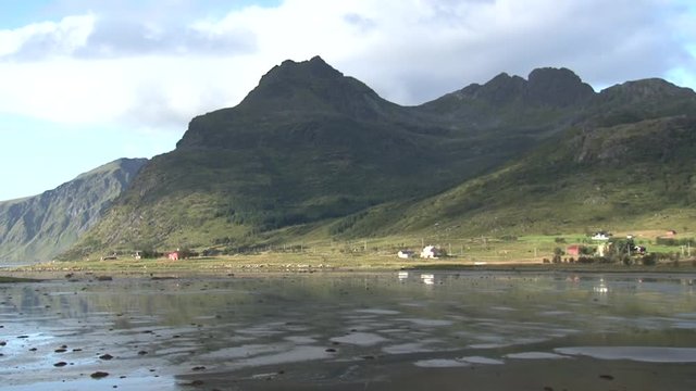 Norwegen, Lofoten, Flakstad, Nusfjord, Vikten, Flakstad, Flakstadpollen, Fjord, Kilanleira, Spiegelbild, Ebbe, Stand, Sandstrand, spiegeln, Blekktinden, Berg, Gipfel, Gebirge,