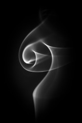 Rauch abstakt vor schwarzem Hintergrund schwarzweiss