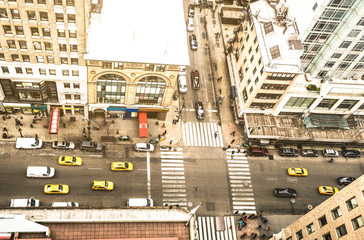 Fototapety  Widok z lotu ptaka na ulicę Nowego Jorku i klasyczny budynek w dzielnicy finansowej na Manhattanie - wysoki kąt z wieżowca w centrum miejskiego biznesu - światowej sławy miasto Stanów Zjednoczonych - ciepły filtr vintage