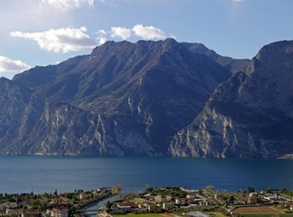 Obraz premium immagine rilassante di torbole sul lago di garda