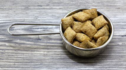 crackers on a plate on a wooden background