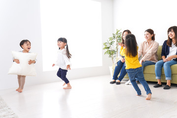 笑顔のお母さんと子供