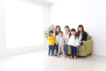 Fototapeta premium 笑顔のお母さんと子供