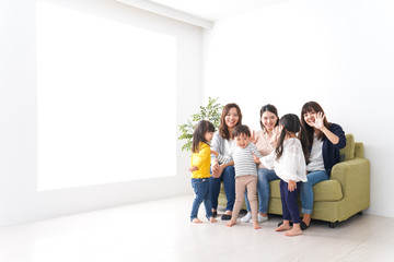 Fototapeta premium 笑顔のお母さんと子供