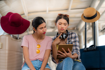 the tourist Asian teenage women, thinking about analyzing, choosing a tourist destination Want to...