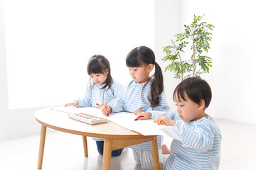 幼稚園でお絵かきをする子どもたち