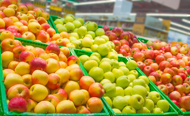 Showcase filled with multi-colored apples of different varieties