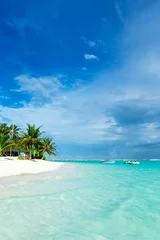 Raamstickers Tropisch strand tropisch eiland Malediven met wit zandstrand en zee