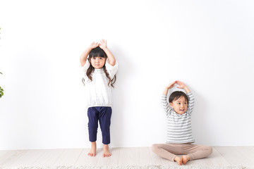 家で遊ぶ子どもたち