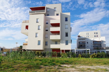 immeuble blanc moderne