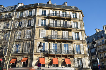 Fototapeta premium Immeuble haussmannien à Paris, France
