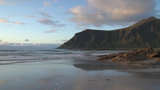 Norwegen, Lofoten, Flakstad, Skagsanden, Sandstrand, Ebbe, Wellen, Abend, Spiegelbild, spiegeln, Sonne, Sonnenuntergang, Abend, Abendsonne, Fjord, Vareidsundet, Vikten,
