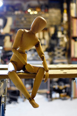 Muñeco de madera articulado
