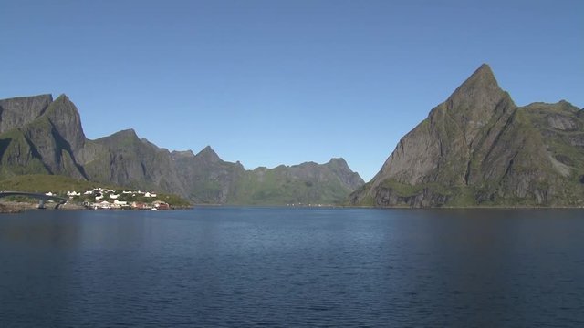 Norwegen, Lofoten, Reine, Fjord, Reinefjorden, Vestfjorden, Moskenes, Moskenes&oslash;ya, Kvalvika, Hamn&oslash;ya, Hamn&oslash;y, Hafen, Fischerdorf, Boot, Fischkutter, K&uuml;ste, Gipfel,