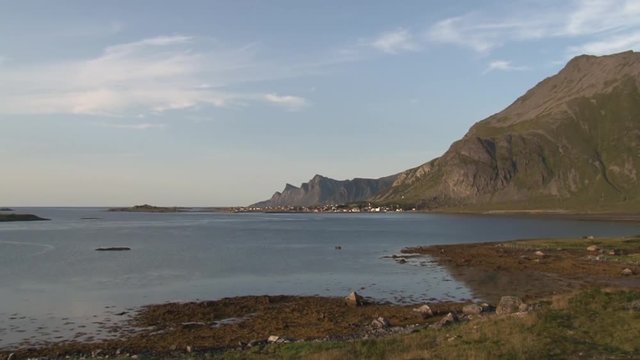 Norwegen, Lofoten, Ramberg, Fredvang, Ebbe, Tidenhub, Tang, Seetang, Ufer, K&uuml;ste, Berg, Gipfel, Moltinden, Stortinden, Stadt, Dorf, Stra&szlig;e, E10, E 10, R&oslash;ss&oslash;ystraumen, Straumen,