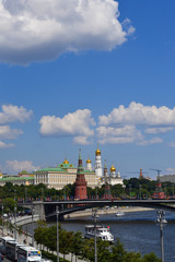 Obraz premium Moscow. Russia. July 2018. - Panoramic view of the Moscow River, the Kremlin on a sunny summer day. Movement along the embankment and across the bridge