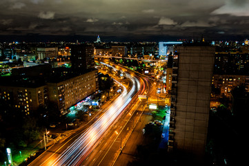 Fototapeta na wymiar traffic in the city at night