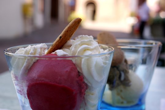 Gemischter Eisbecher