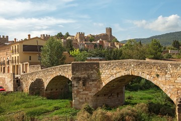 Fototapeta na wymiar Pont Vell (The Old Bridge) and the fortress of Montblanc town, Catalonia, Spain