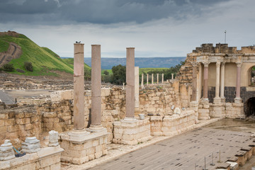 Fototapeta premium Theater and Remains of the destryed roman city of Beit She'an in the same National Park