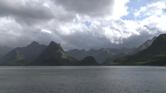 Laukvik, V&aring;gan, Bucht, Licht, Sonne, Lofoten, Grunnf&oslash;rfjorden, Fjord, 888, Fv 888, Fv888, Norwegen, Nordland, Herbst, Sturm, Wind, bedeckt, Wolken, herbstlich, Jahreszeit